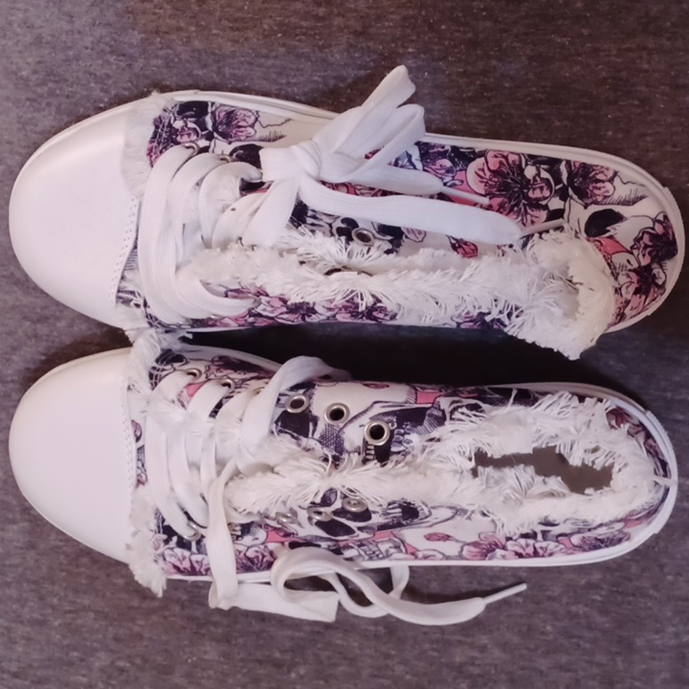 Tennis shoes